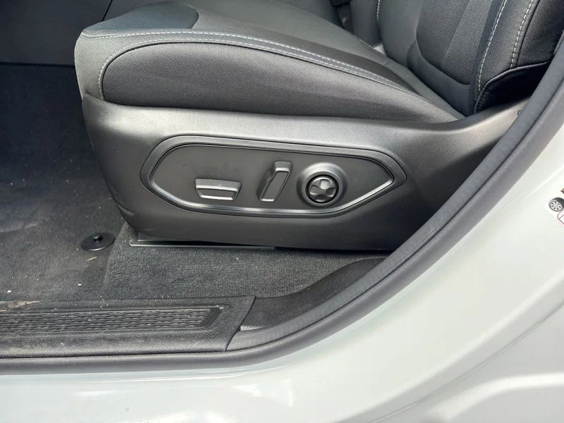 New 2026 Bright White Clear-Coat Exterior Paint Jeep Laredo image 22