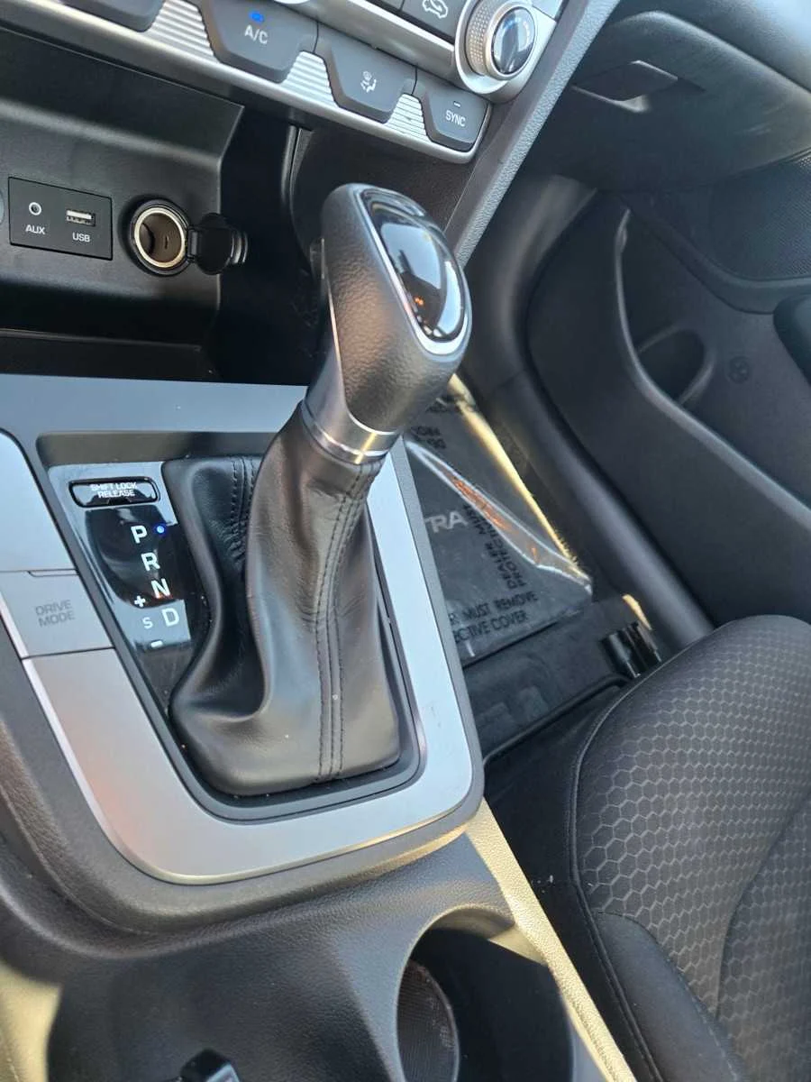 Used 2020  Hyundai SE image 14
