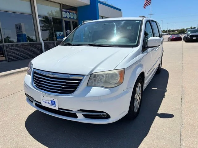 2014 Chrysler Town & Country Touring's photo