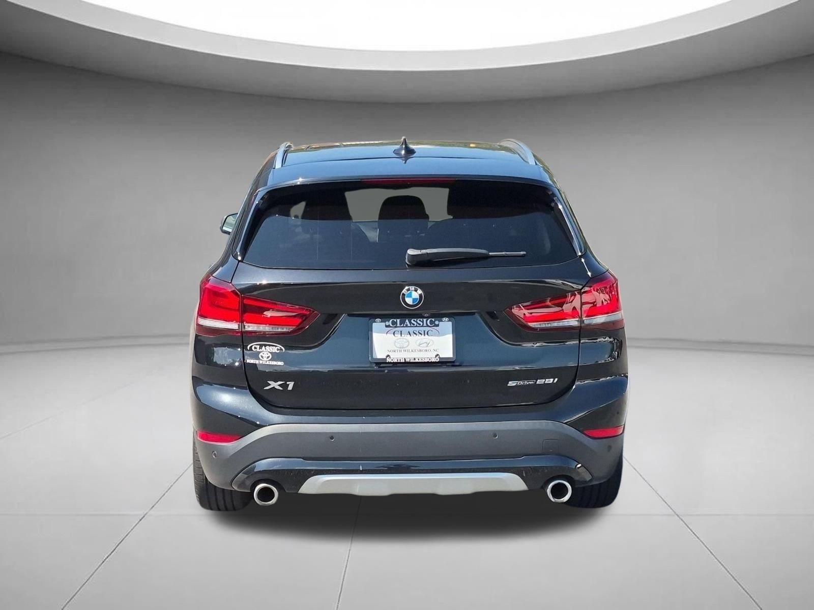 Used 2020 Black Sapphire Metallic BMW sDrive28i image 4