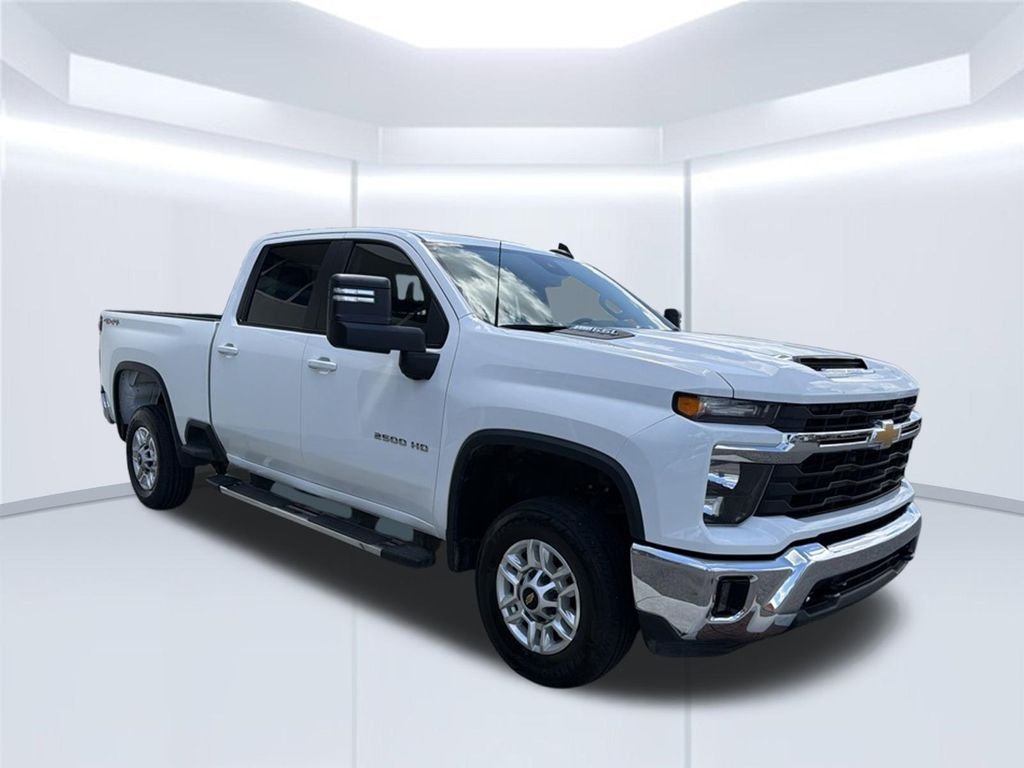 Used 2025 White Chevrolet LT image 9