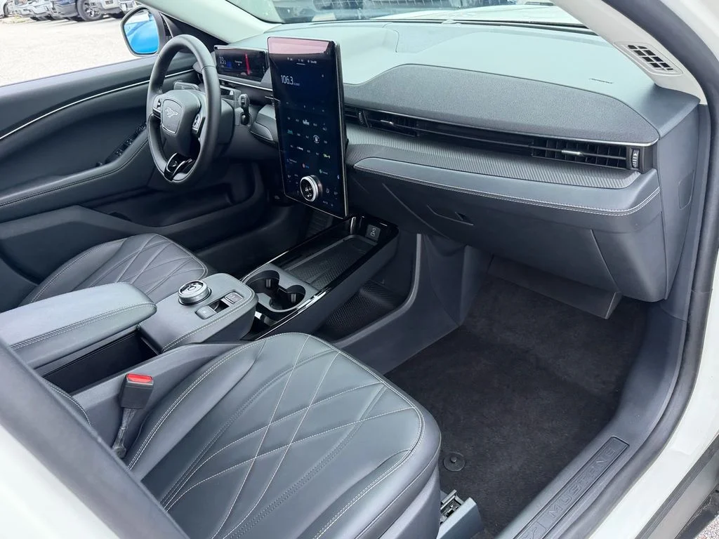 Used 2024 White Metallic Ford Select image 17
