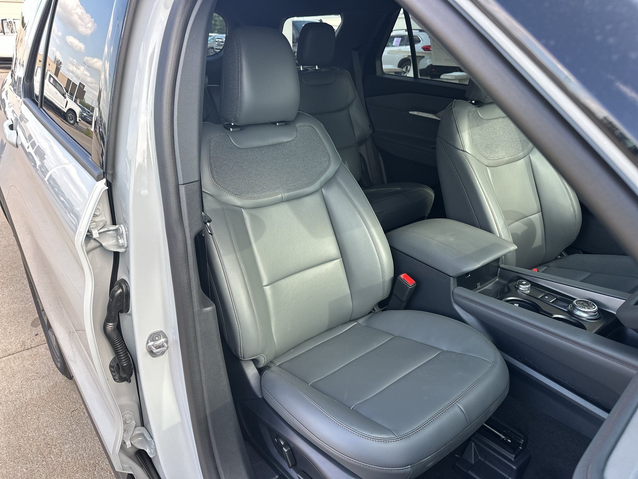 New 2027 Avalanche Gray Ford Active image 30