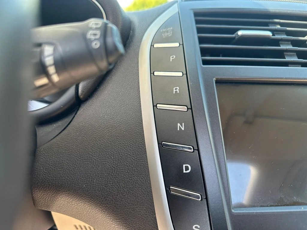 Used 2017 White Lincoln Select image 34