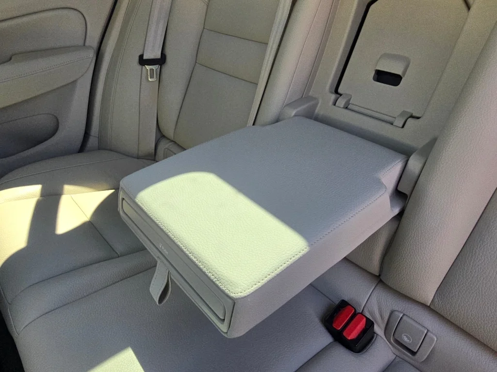 Used 2025 Onyx Black Metallic Volvo Plus image 30