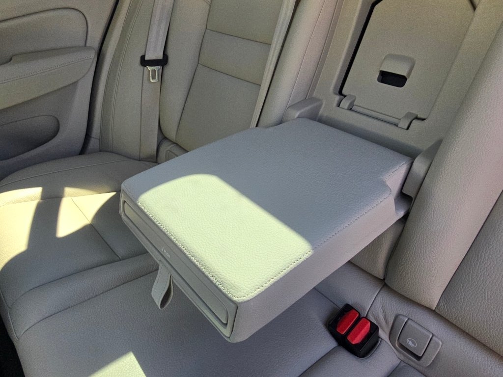 Used 2025 Onyx Black Metallic Volvo Plus image 29