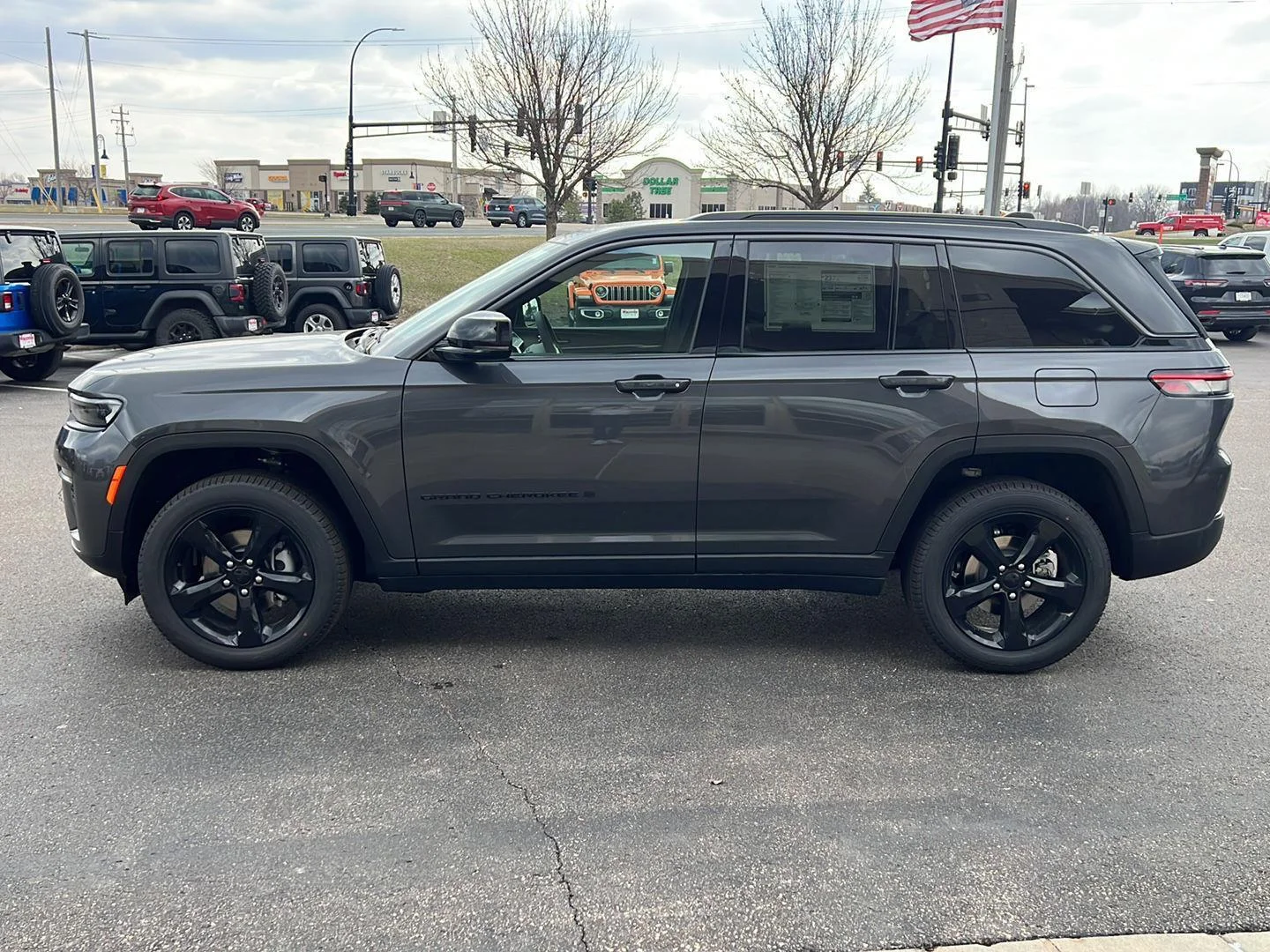 New 2026 Baltic Gray Metallic Clear-Coat Exterior Paint Jeep Limited image 4