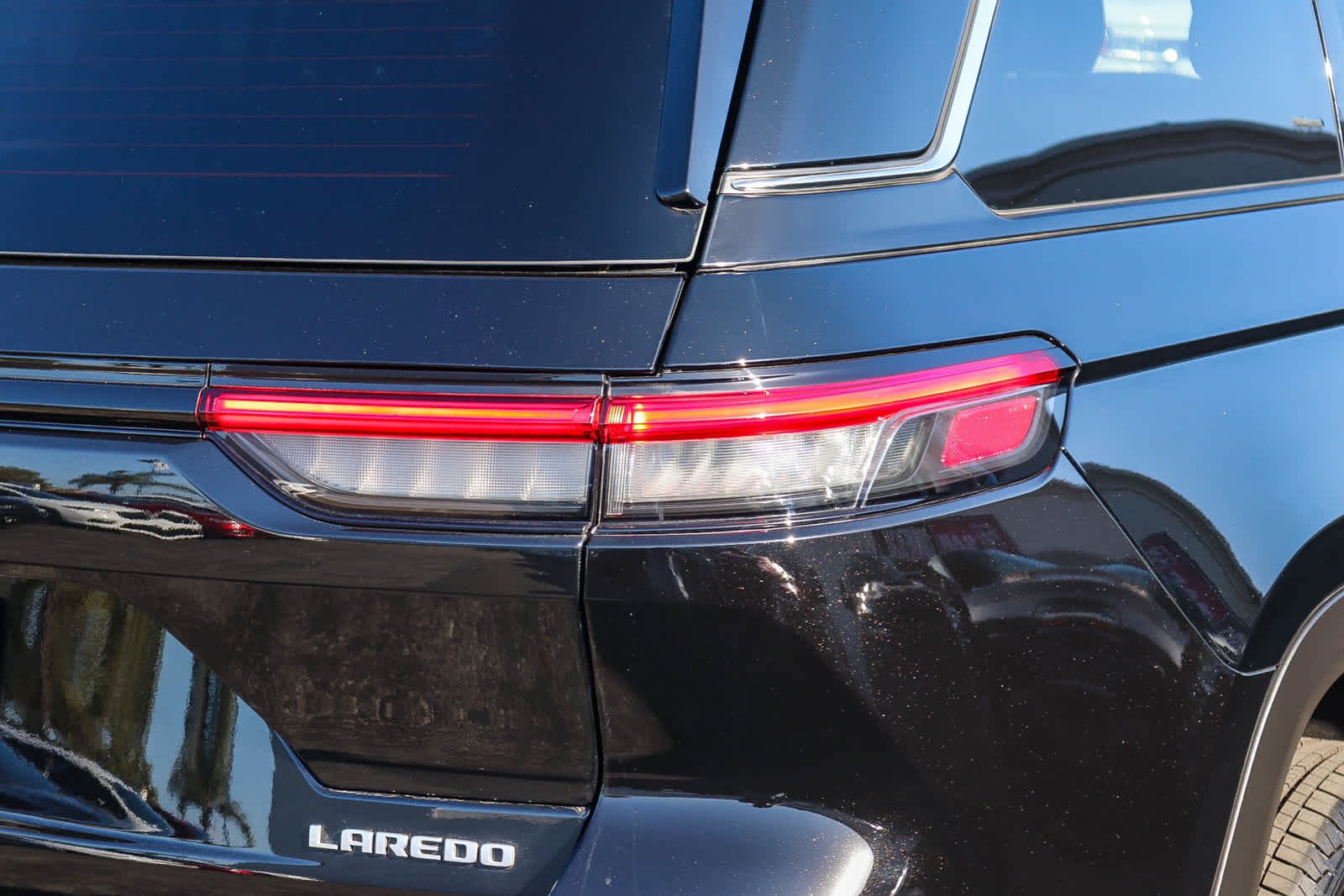 Used 2025 Diamond Black Crystal Pearlcoat Jeep Laredo X image 6