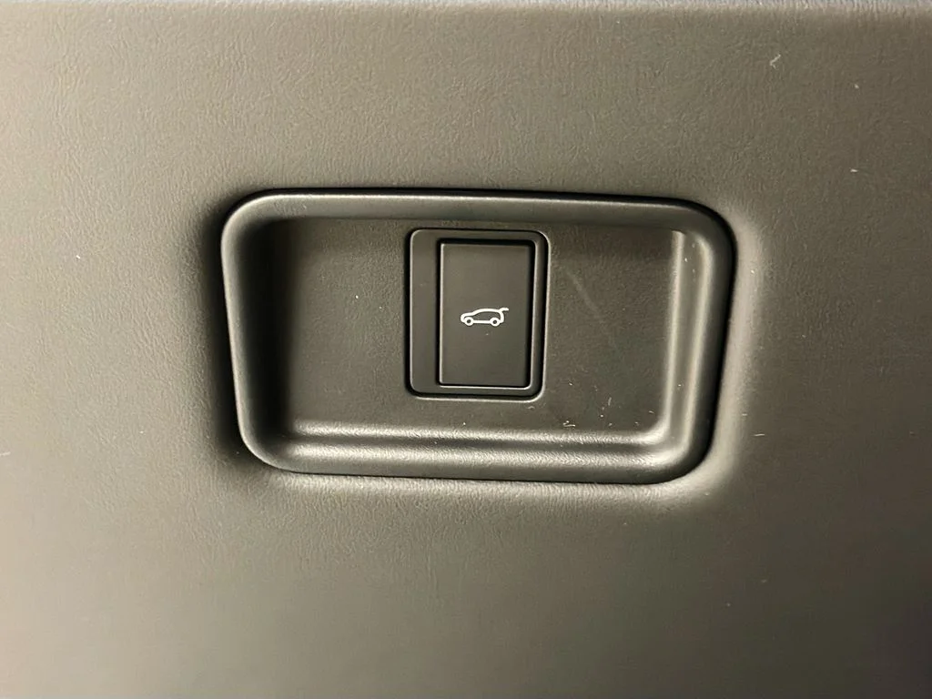 New 2026 Santorini Black Metallic Land Rover SE image 11