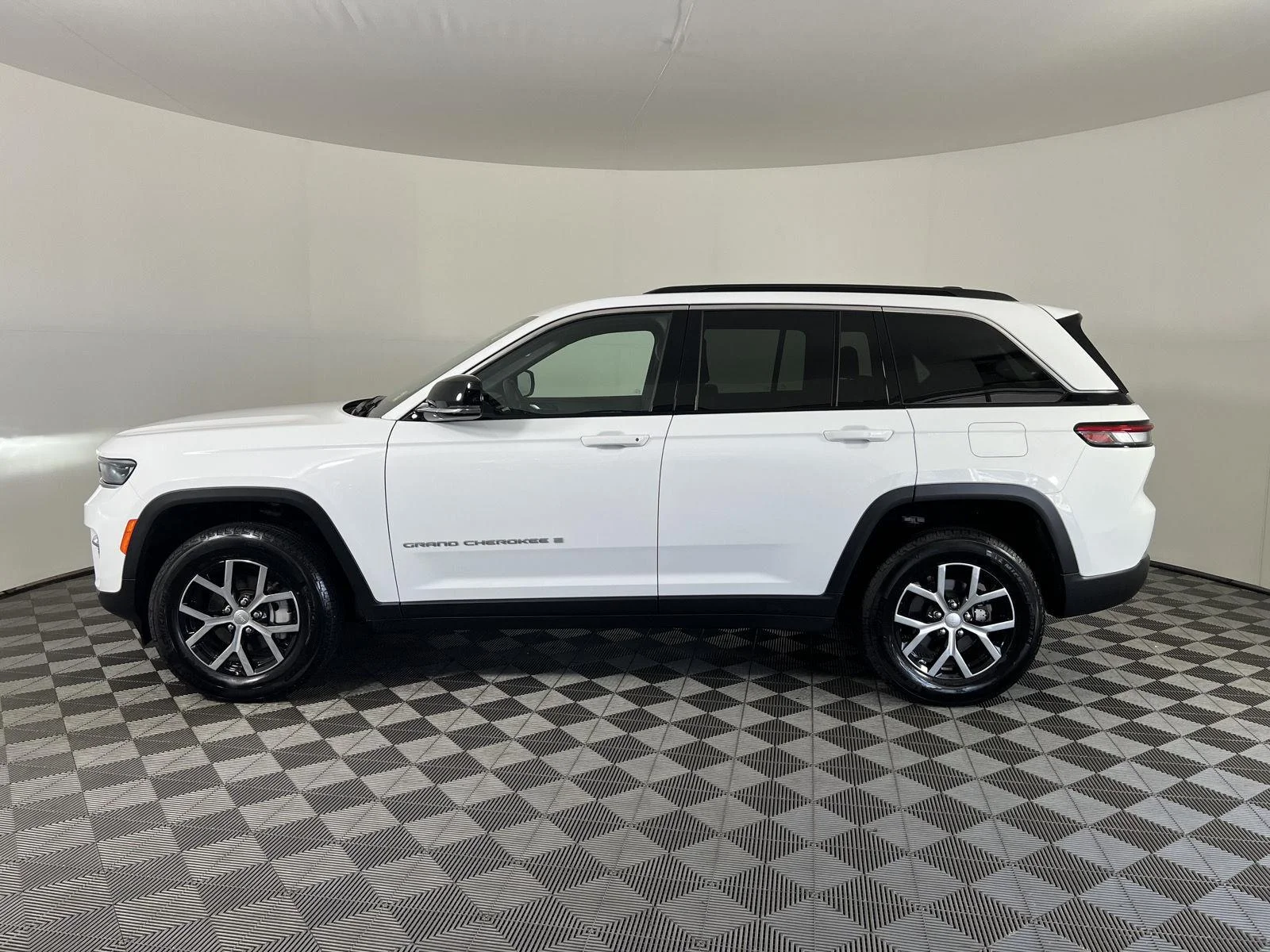 Used 2025 Wh Jeep Limited image 29