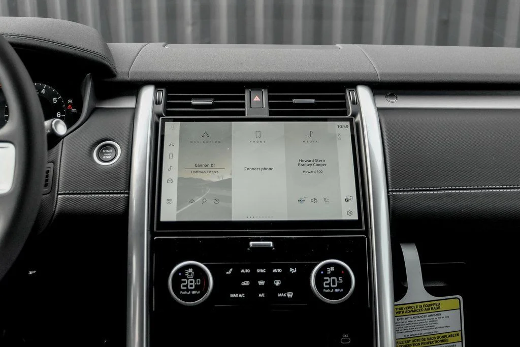 Certified Used 2025 Fuji White Land Rover Dynamic SE image 18
