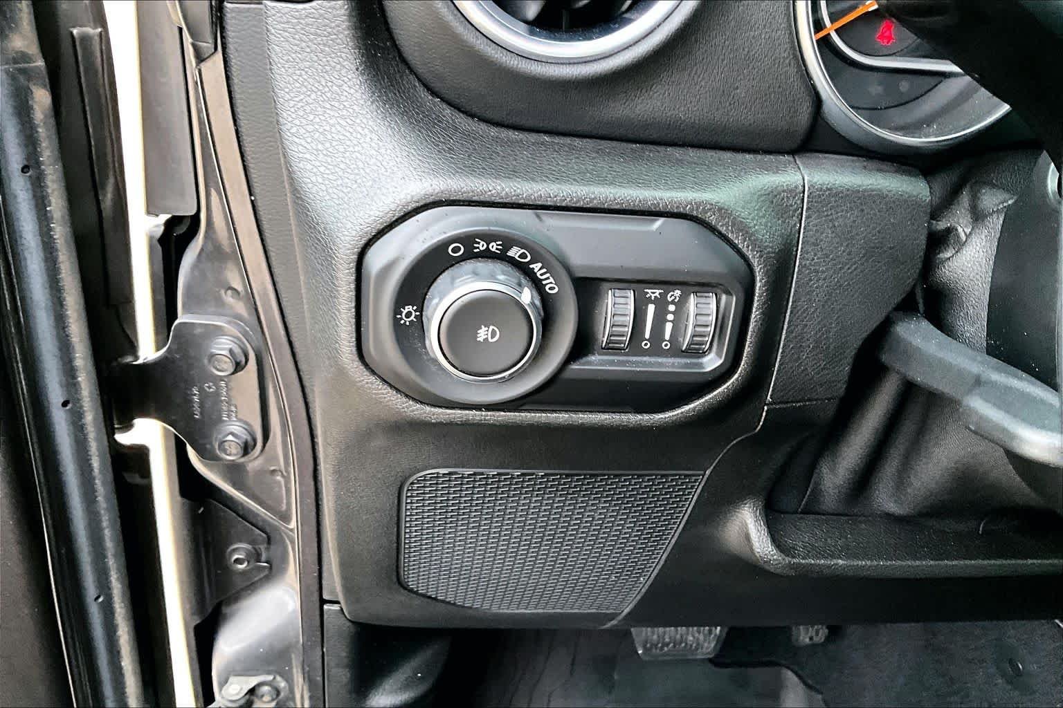 Used 2018 Granite Crystal Metallic Clearcoat Jeep Moab image 19