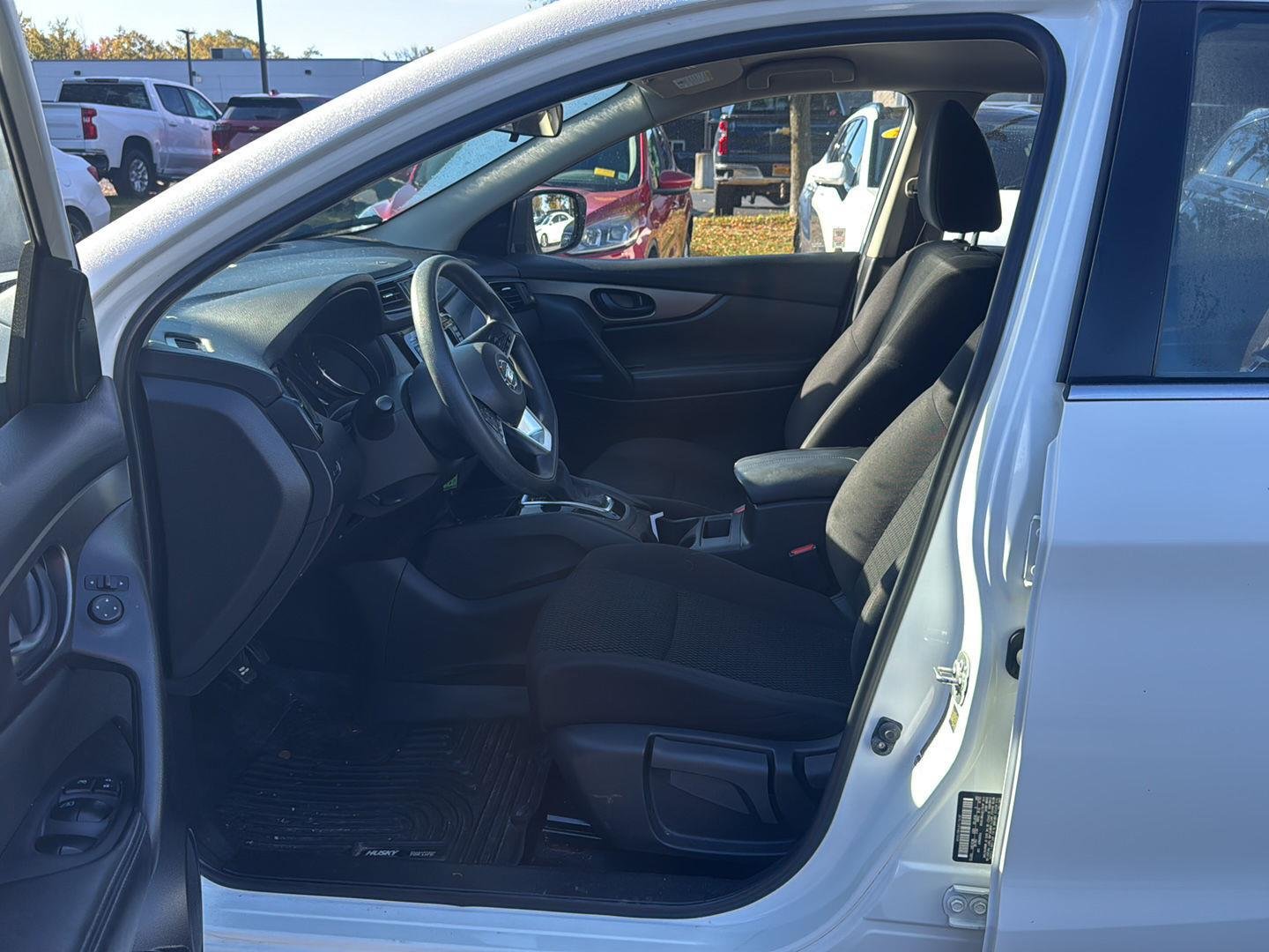 Used 2019 Glacier White Nissan S image 11