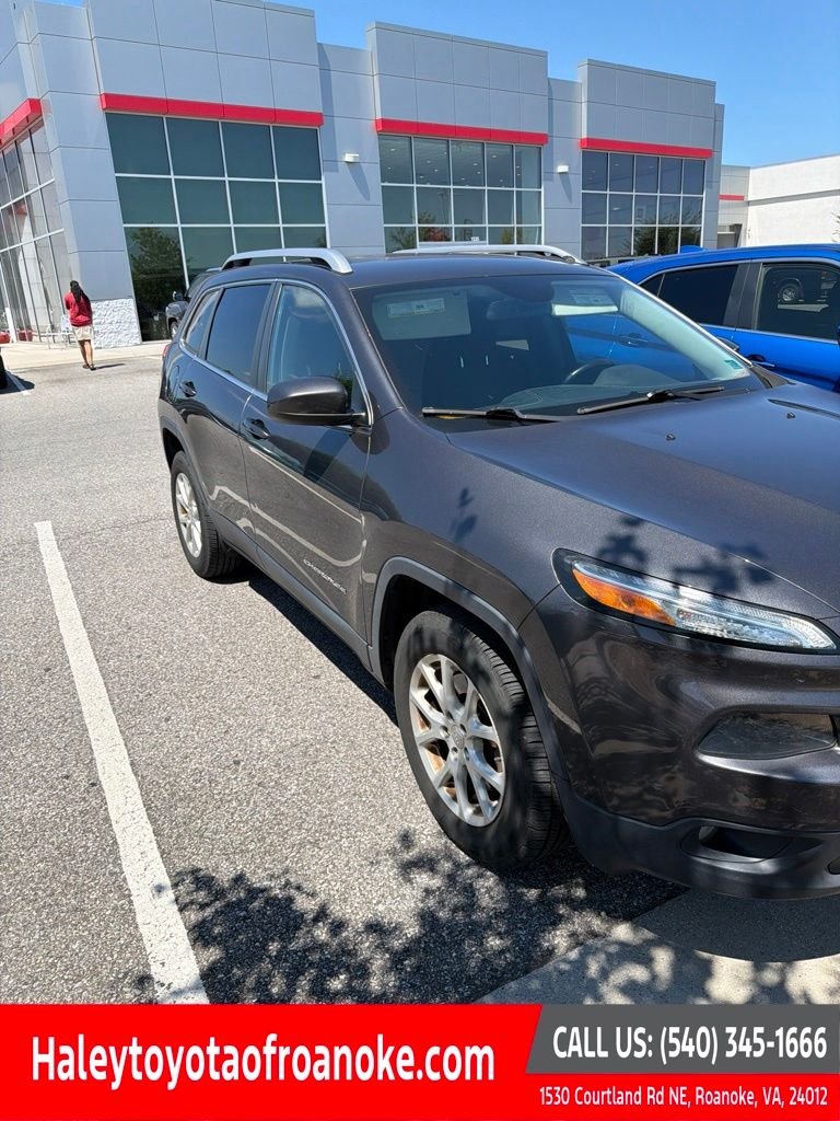 Used 2015 Gray Jeep Latitude image 1