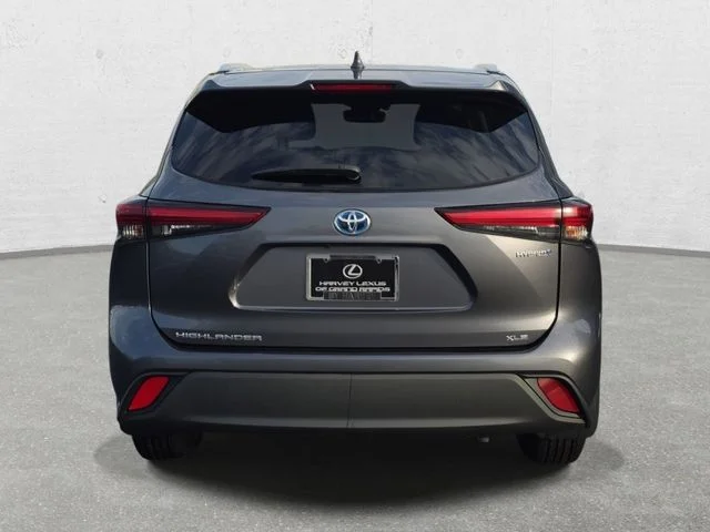 Used 2020 Magnetic Gray Metallic Toyota XLE image 6