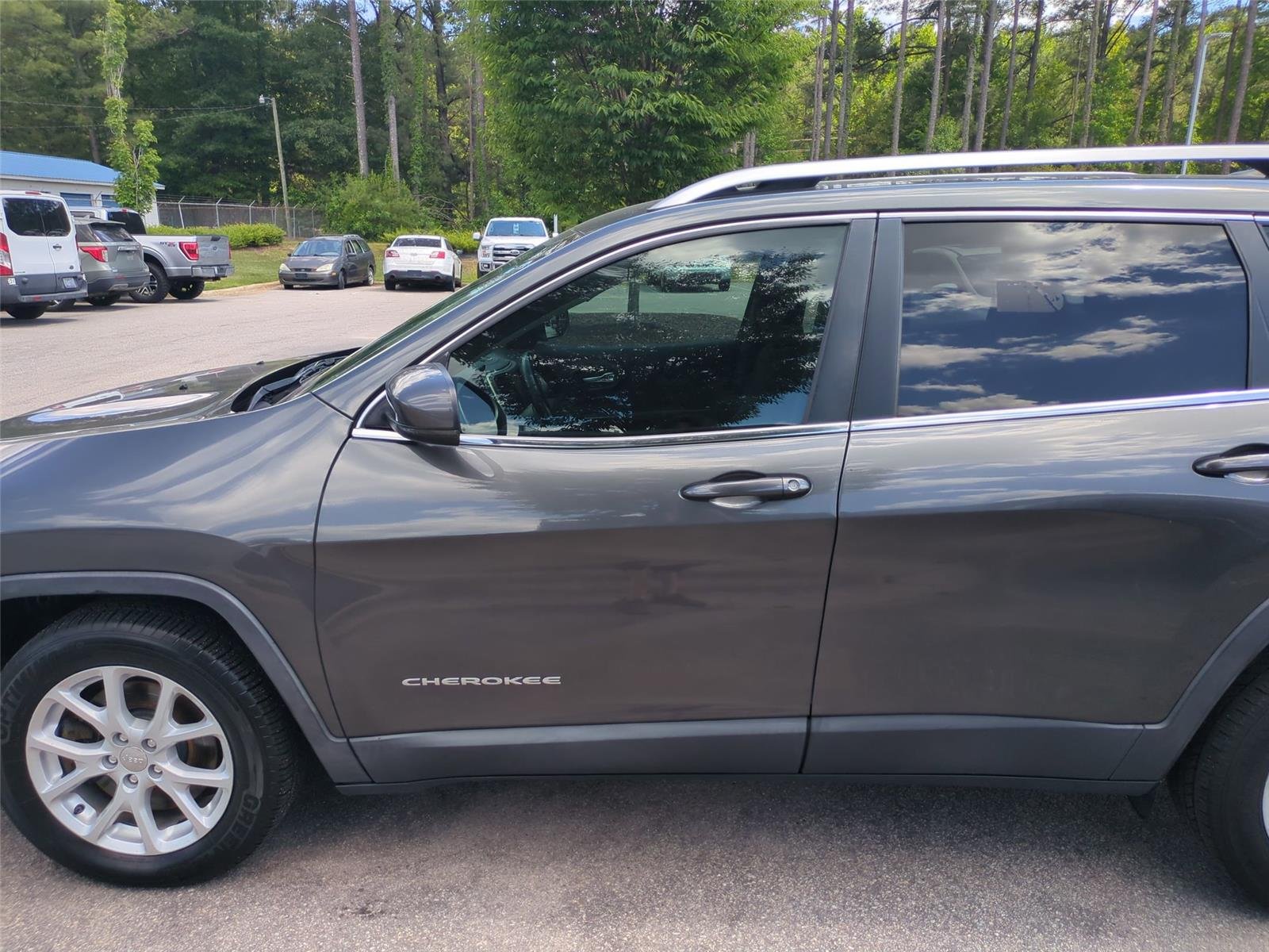 Used 2016 Granite Crystal Metallic Clearcoat Jeep Latitude image 15