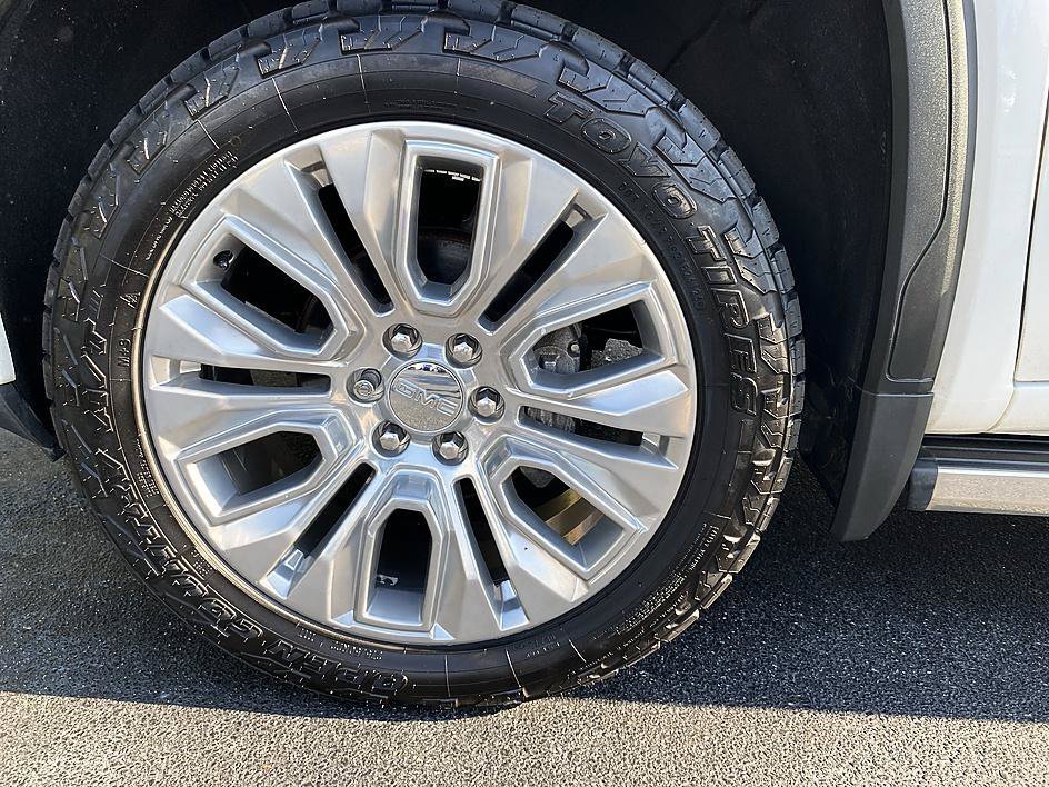 Used 2021 White Frost Tricoat GMC Denali image 9