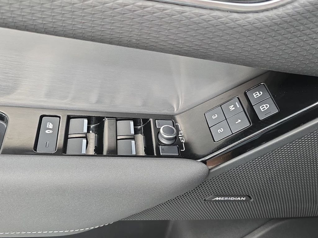 Used 2022  Land Rover P250 R-Dynamic S image 23