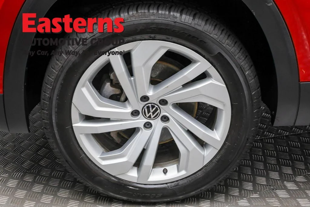 Used 2022 Red Volkswagen 3.6L V6 SE w/Technology image 29