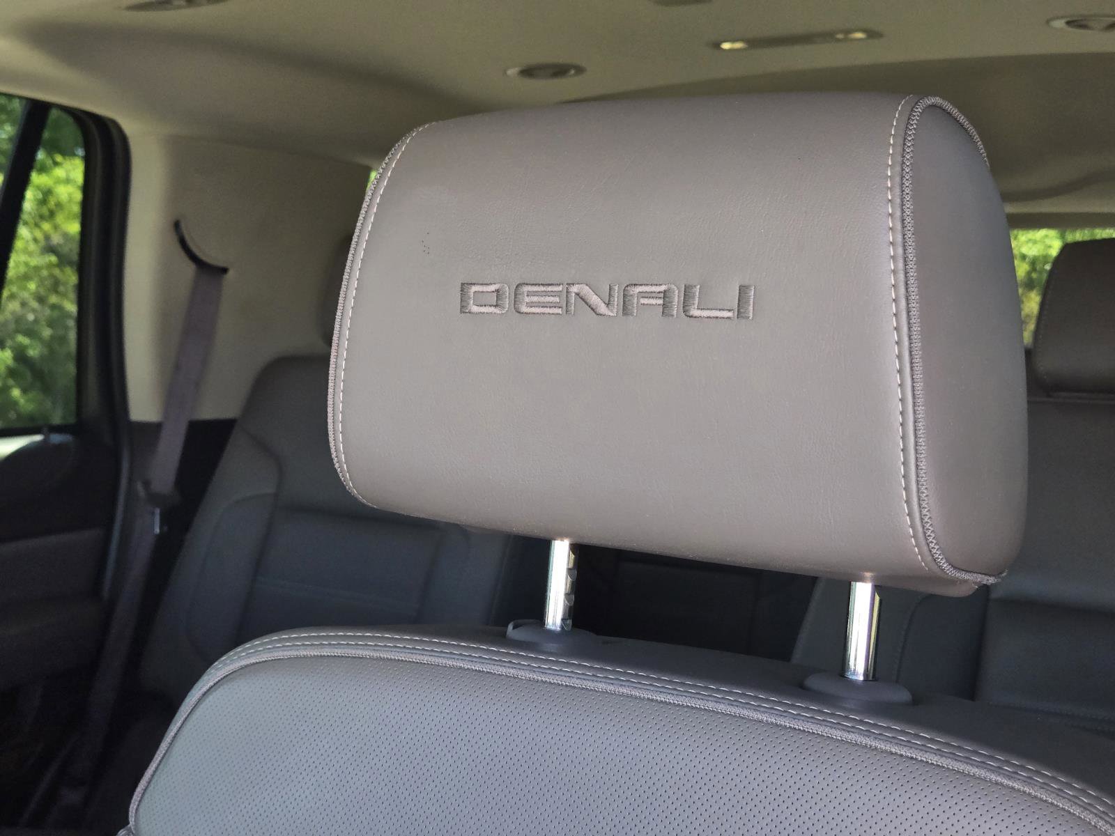 Used 2017 White Frost Tricoat GMC Denali image 30