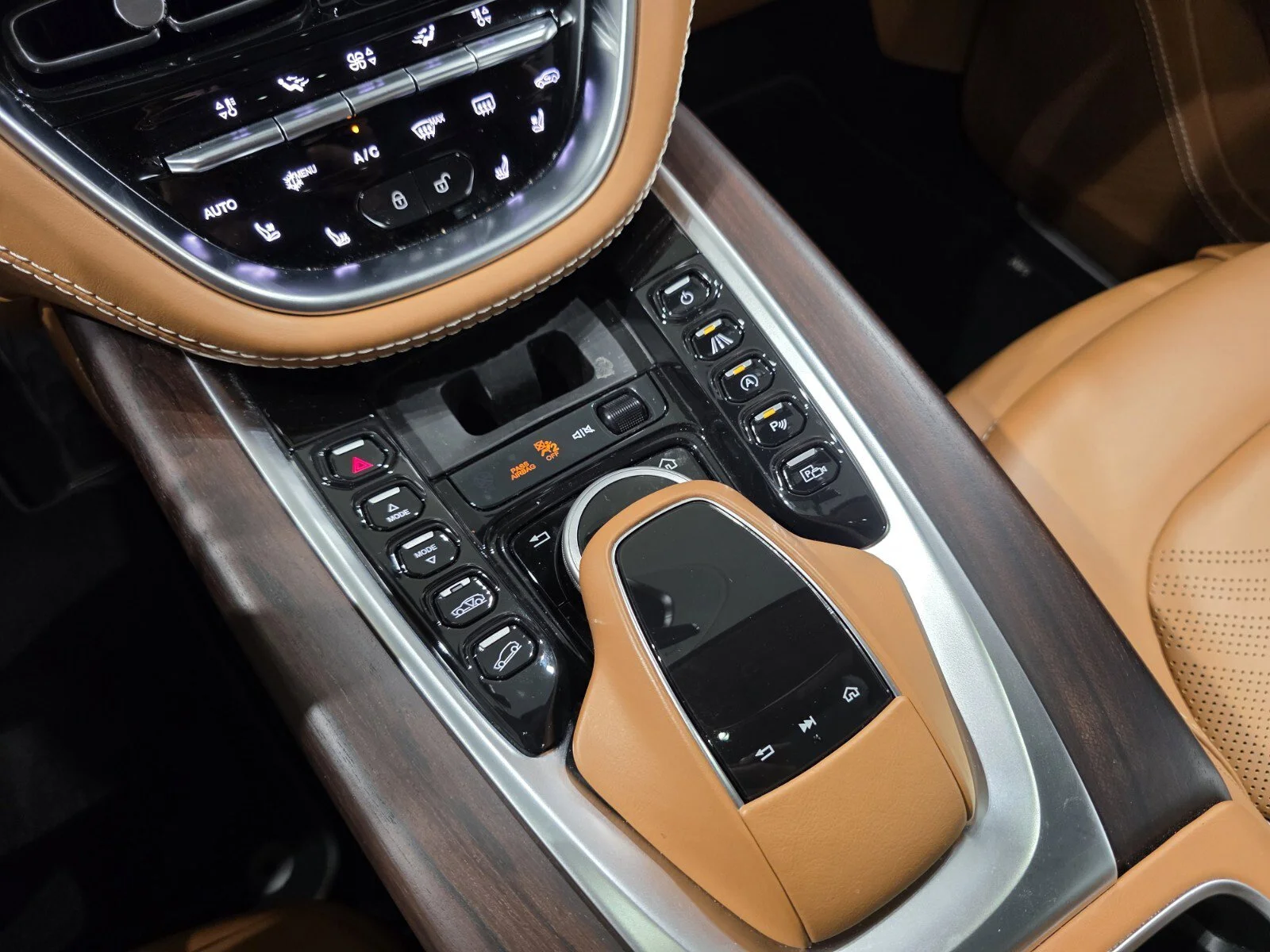 Used 2022 Stratus White Gloss Aston Martin 550 image 15