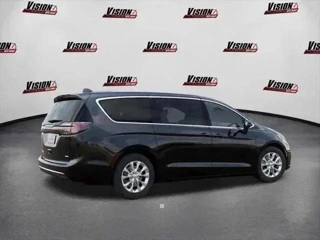 New 2026 Diamond Black Crystal Pearl-Coat Exterior Paint Chrysler Select image 4