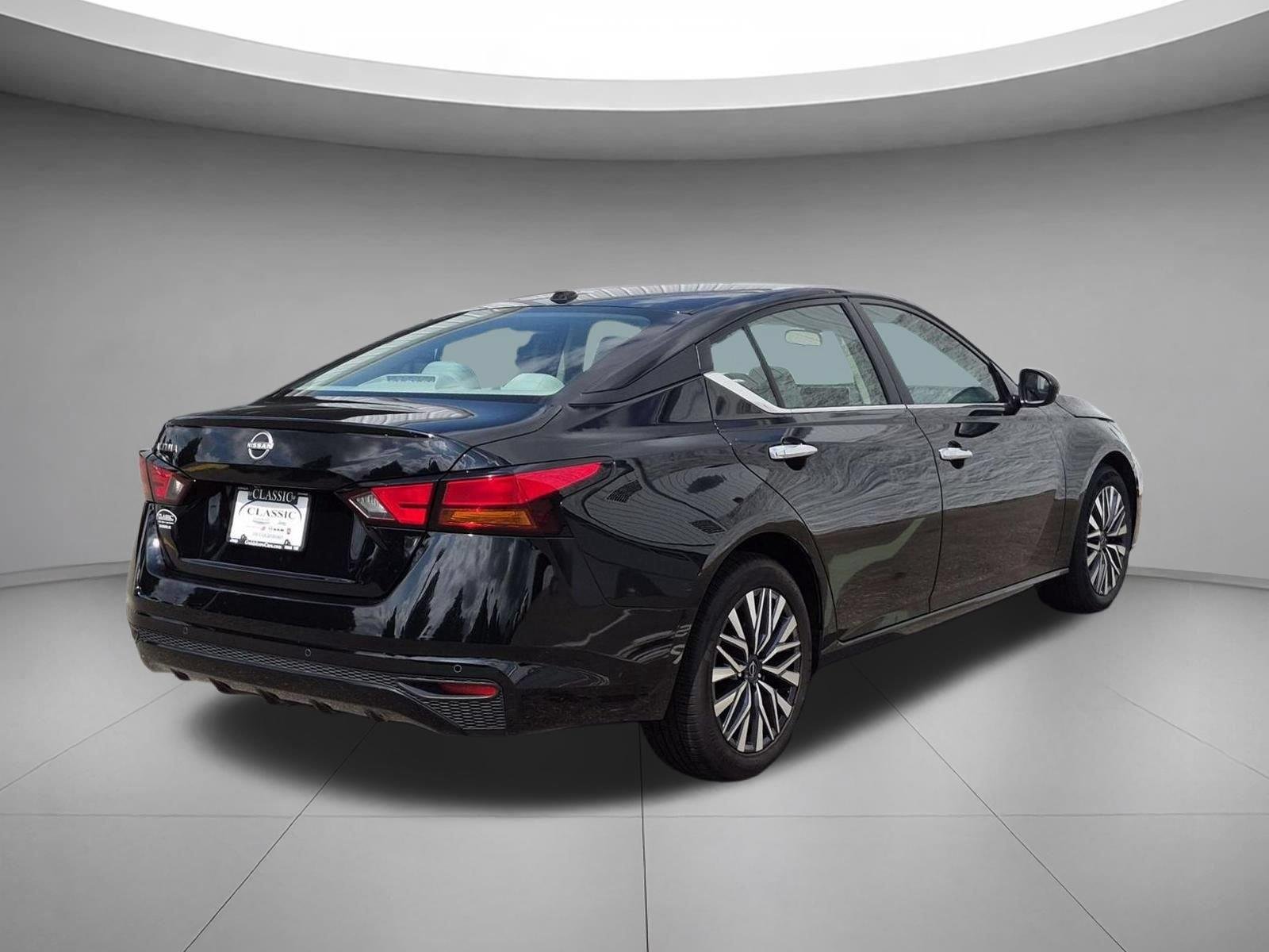 Used 2025 Super Black Nissan SV image 5