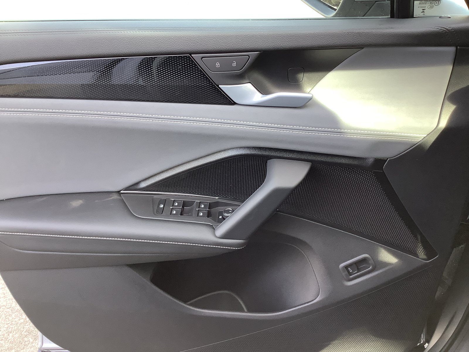 New 2026 Platinum Gray Metallic Volkswagen SE image 29