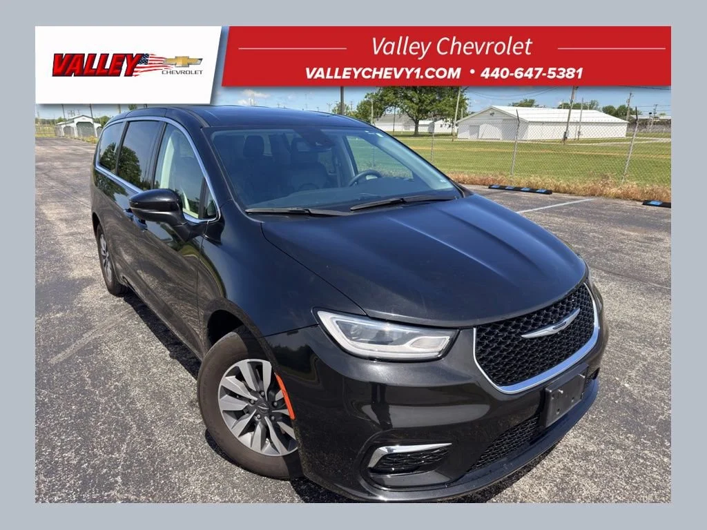 2023 Chrysler Pacifica Hybrid Touring L Hybrid's photo