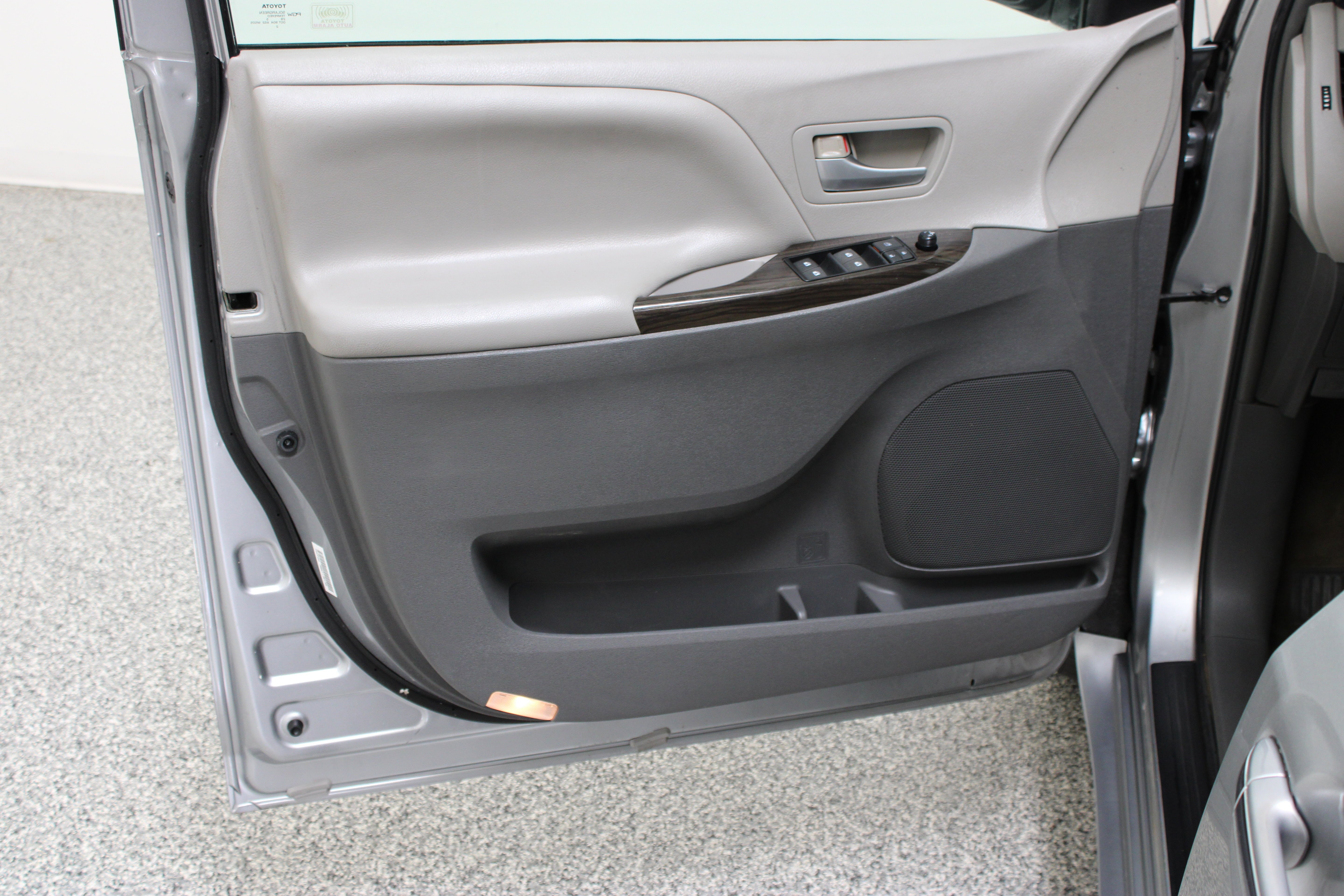 Used 2015 Silver Sky Metallic Toyota XLE Premium 3.5L image 12