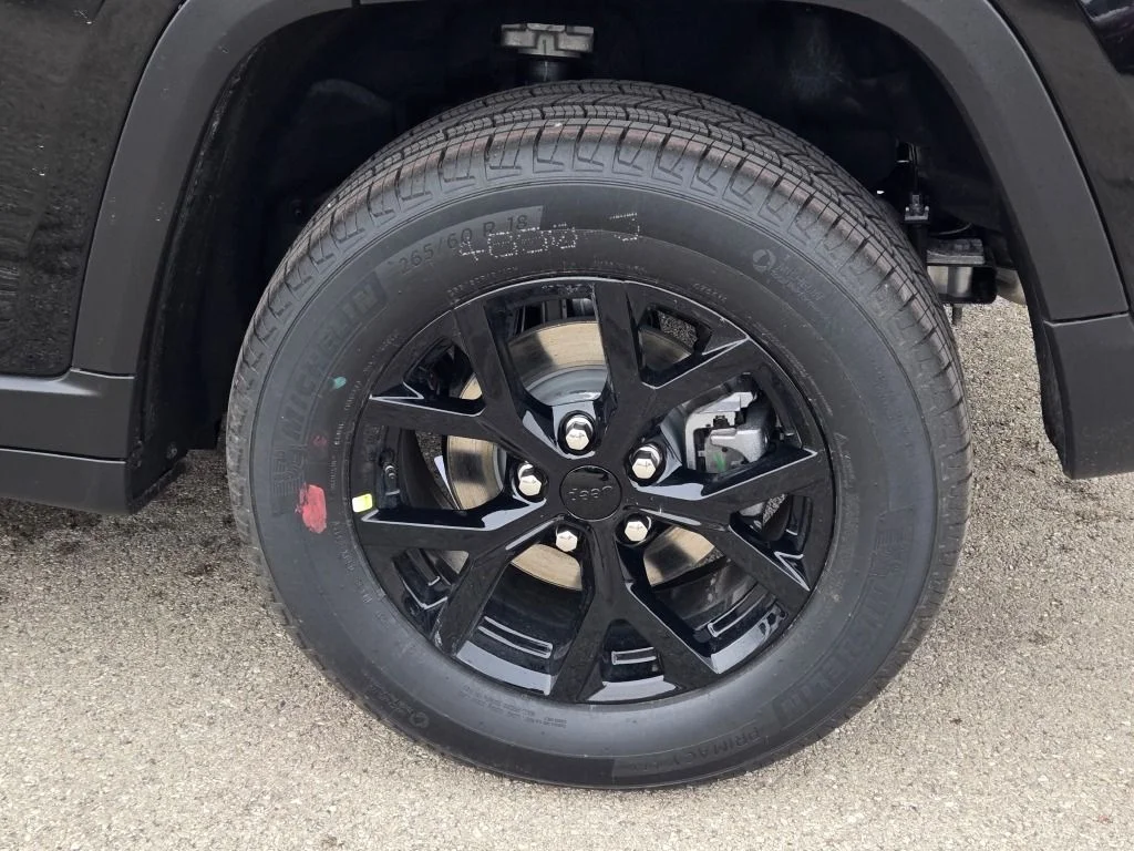 New 2026 Diamond Black Crystal Pearl-Coat Exterior Paint Jeep Altitude image 15