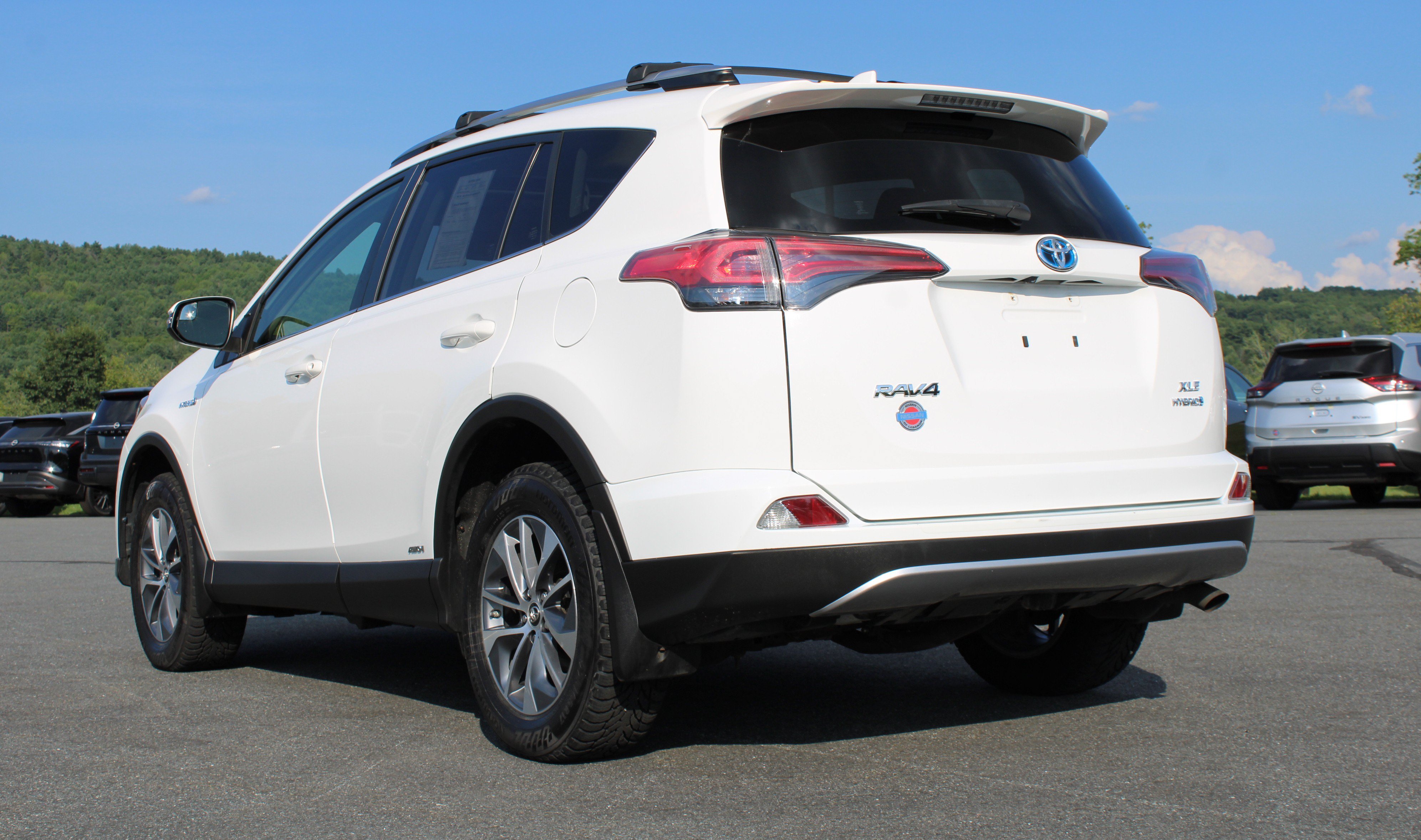 Used 2018 White Toyota  image 11