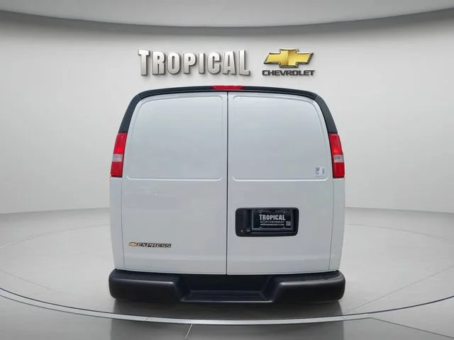 New 2026 Summit White Chevrolet WT image 4