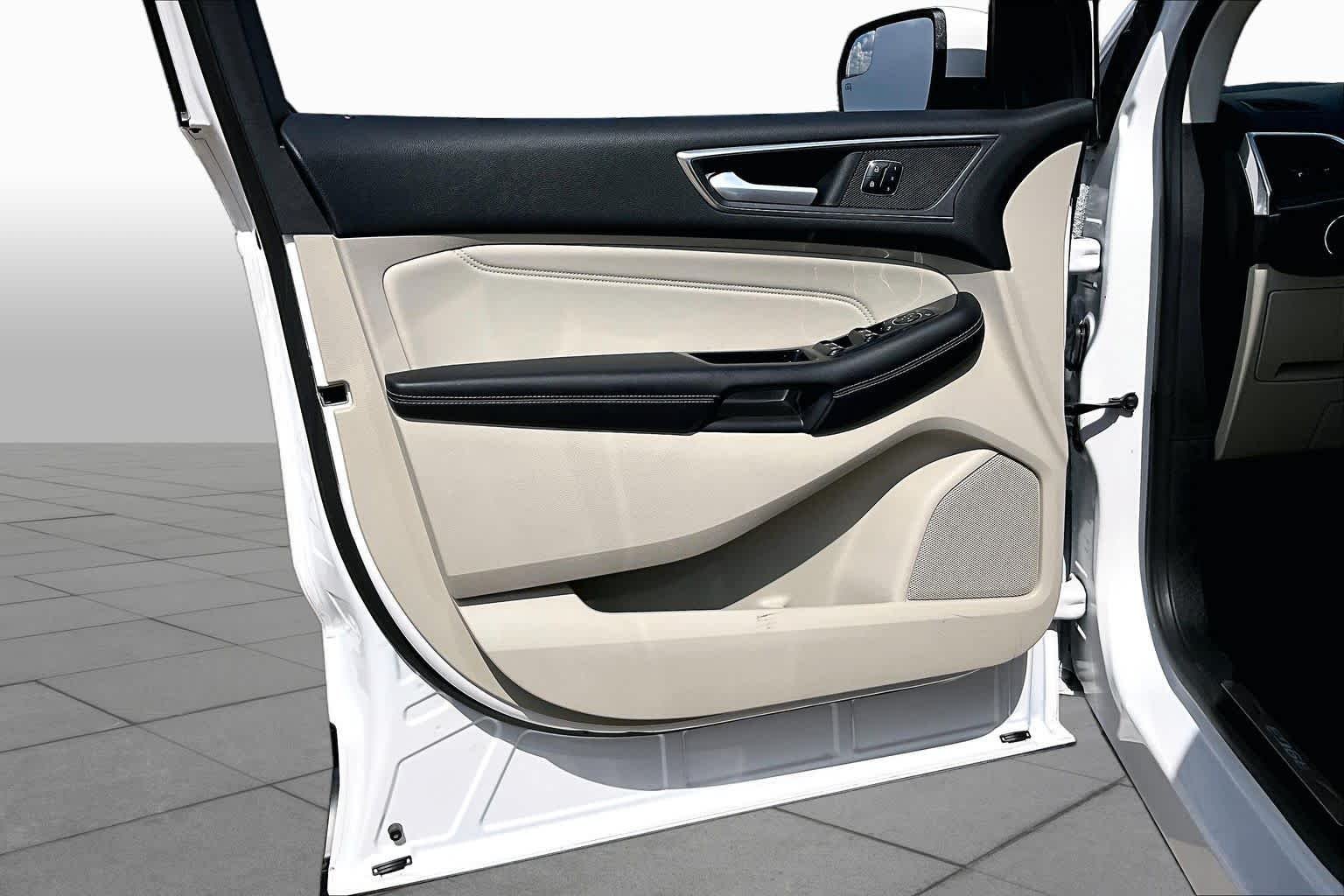 Used 2018 White Platinum Metallic Tri-Coat Ford Titanium image 22