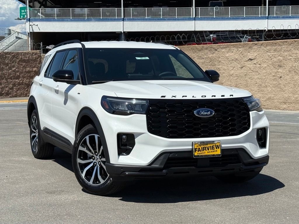 New 2026 Star White Metallic Tri-Coat Ford ST-Line image 2