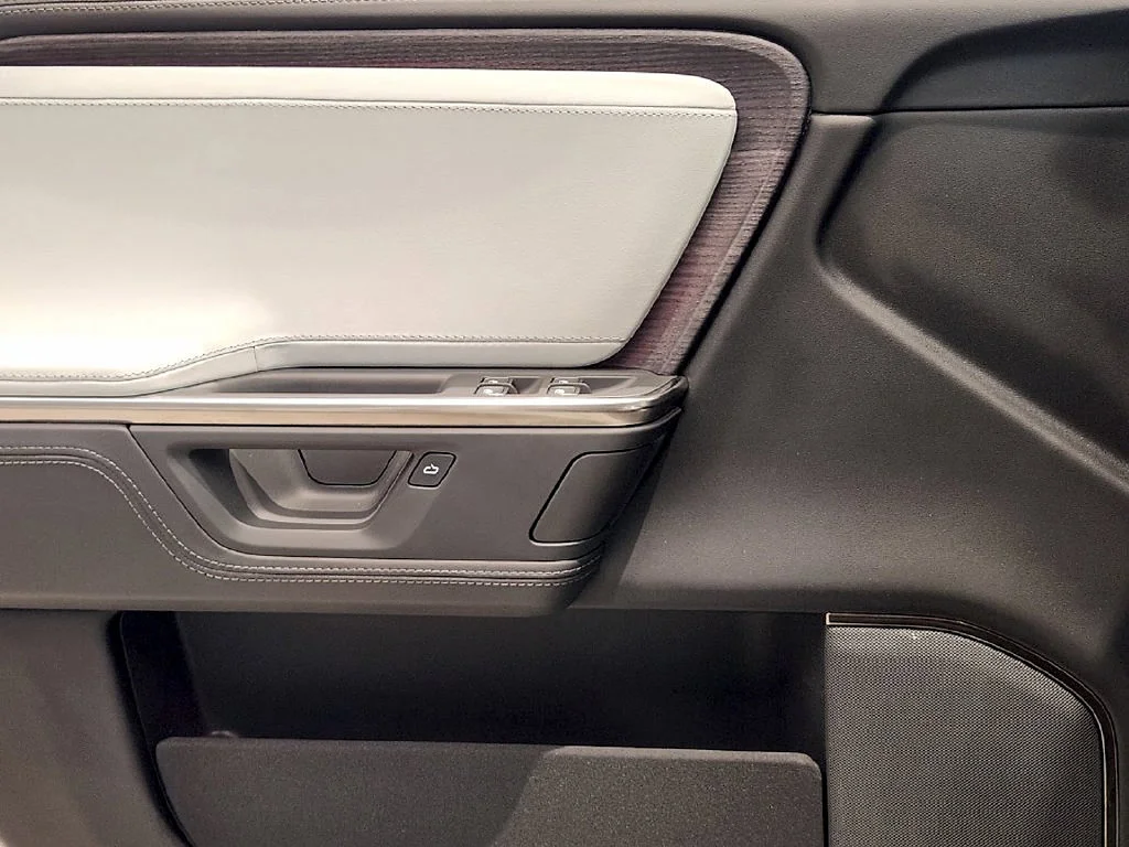 Used 2025  Rivian Adventure Dual Motor Max Pack image 21
