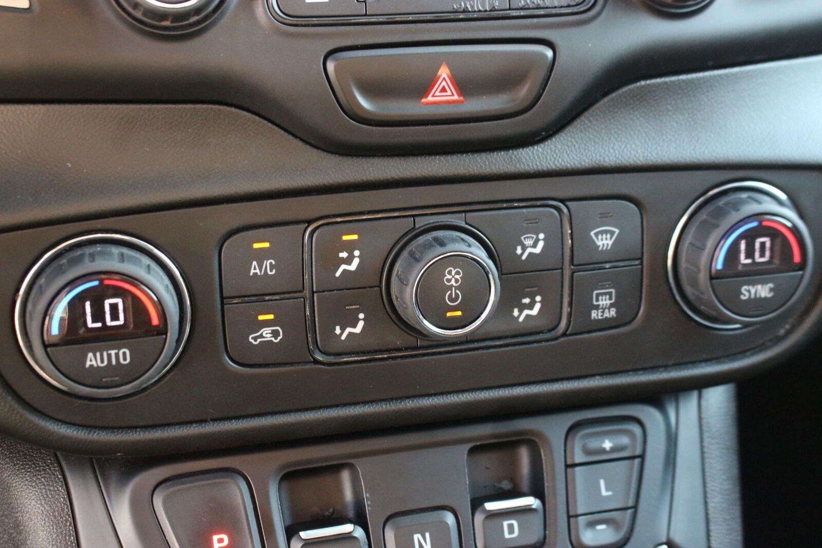 Used 2021 GRAPHITE GRAY METALLIC GMC SLT image 28