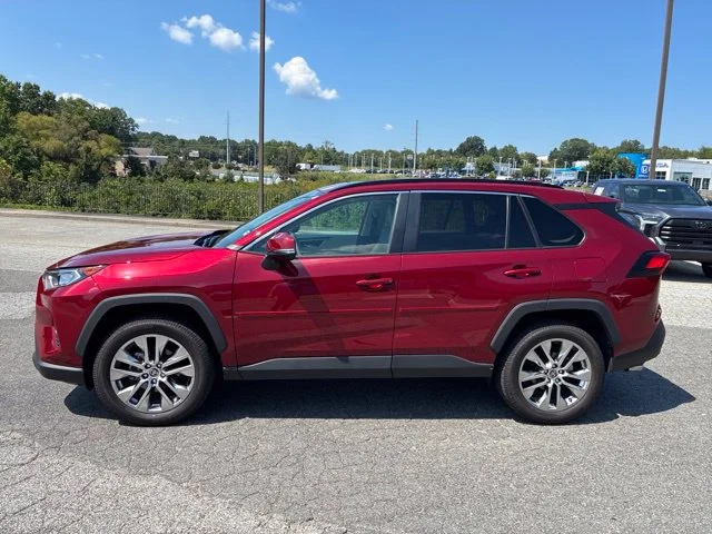 Used 2021 Red Toyota XLE Premium image 4