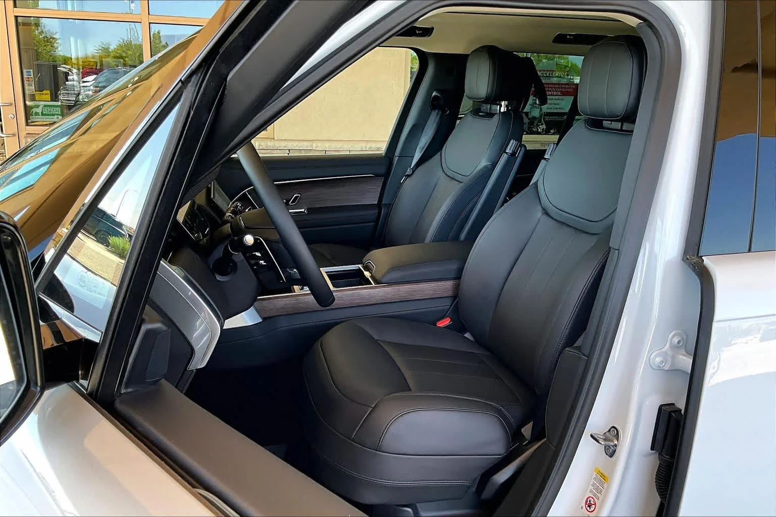 New 2026  Land Rover SE image 9