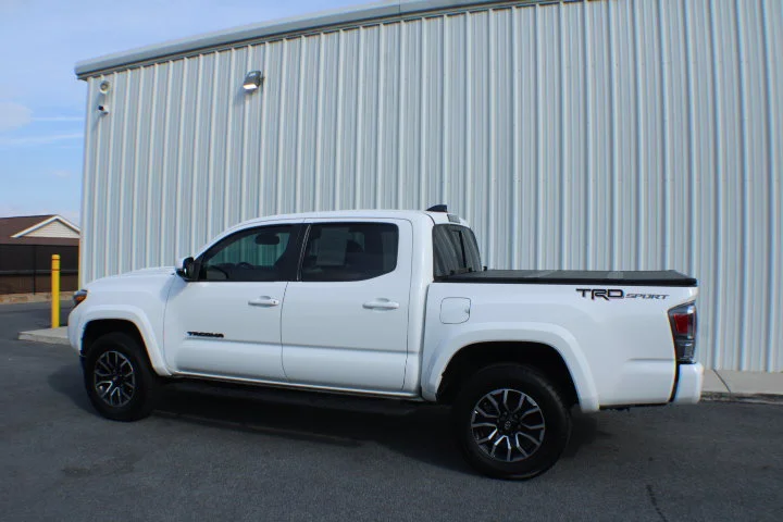 Used 2022  Toyota  image 3