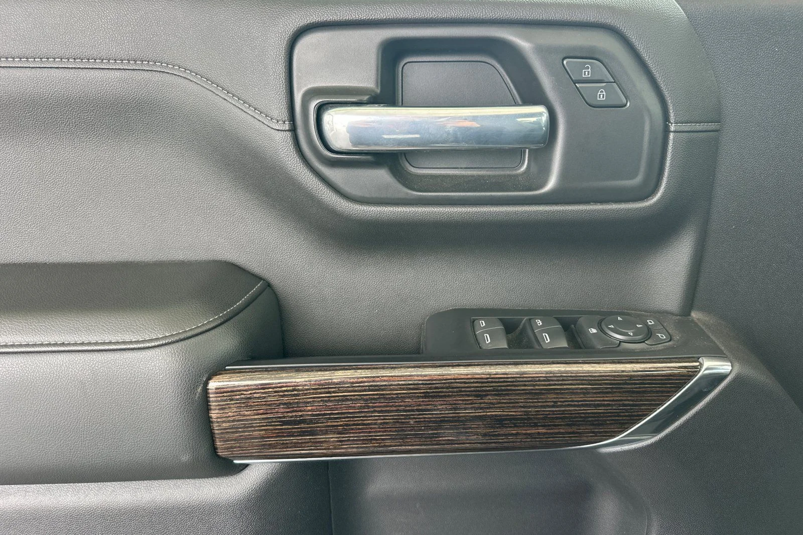 Used 2020 Gray GMC Elevation image 12