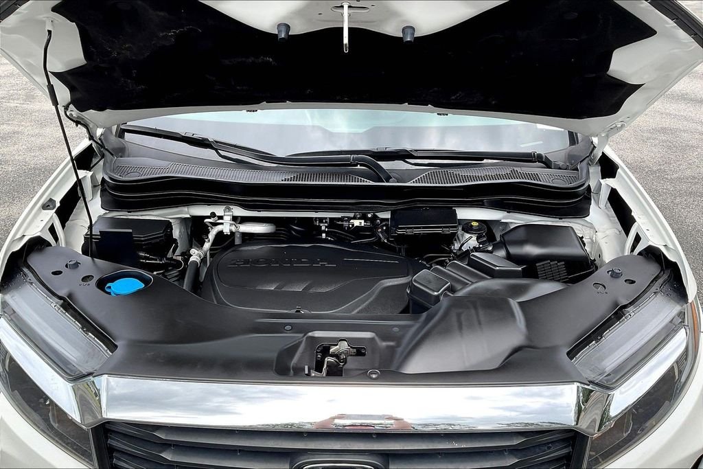 Used 2023 White Honda RTL image 34