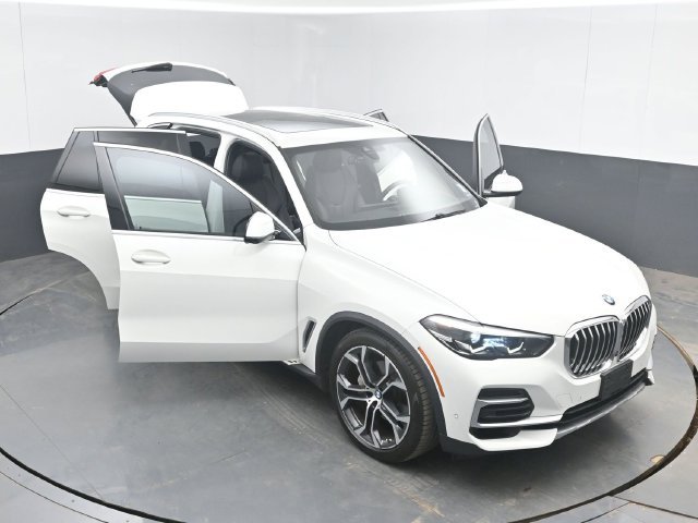 Used 2022 White BMW sDrive40i image 52