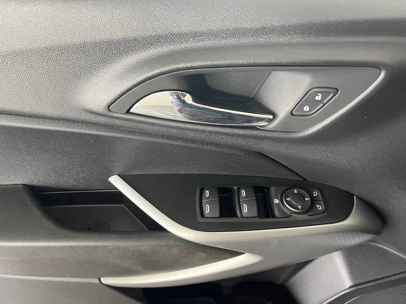 Used 2025 Summit White Chevrolet LS image 6