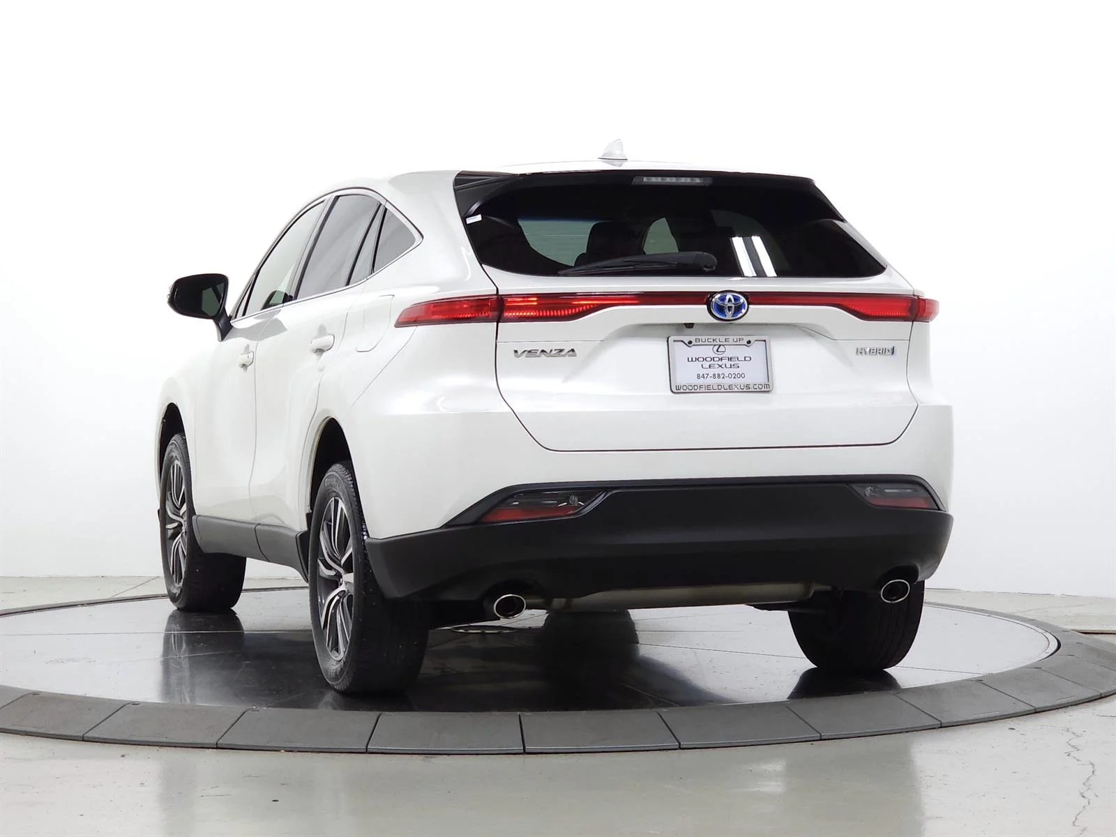 Used 2022 White Toyota LE image 6