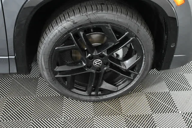 New 2026 Platinum Gray Metallic Volkswagen SE R-Line Black image 30