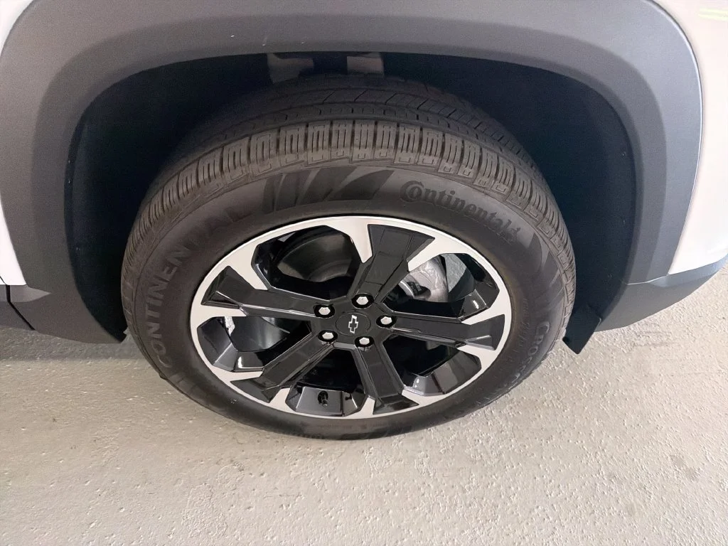 New 2027 Summit White Chevrolet LT image 4