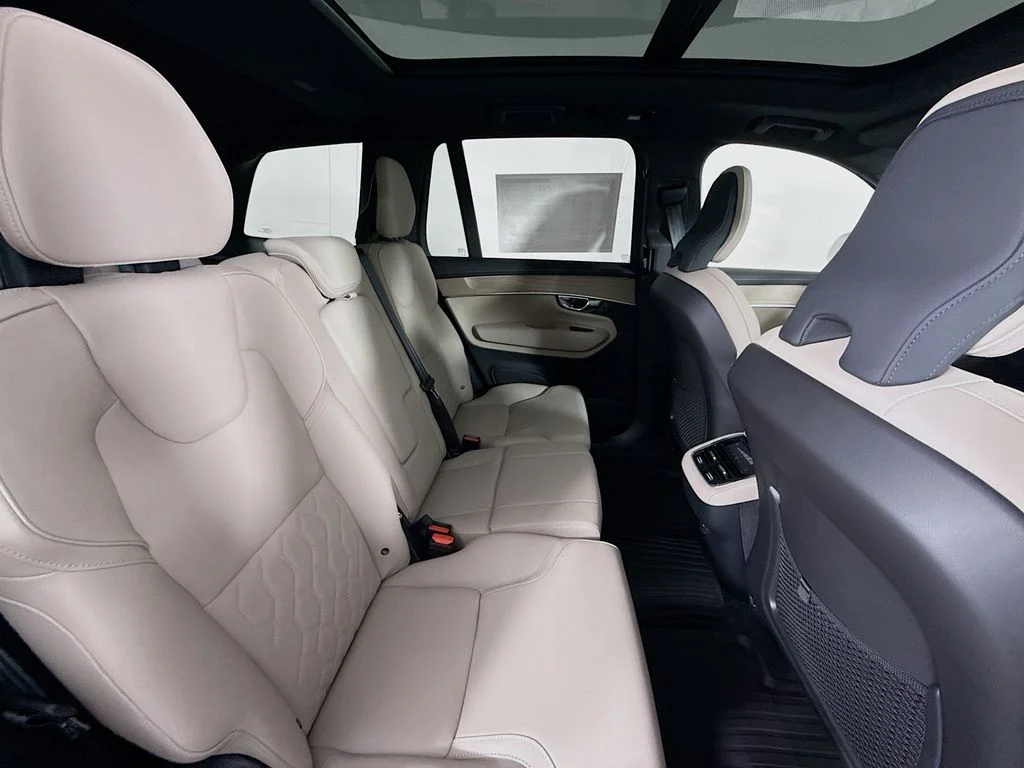 New 2026 Crystal White Pearl Volvo B6 Plus 7-Seater image 30