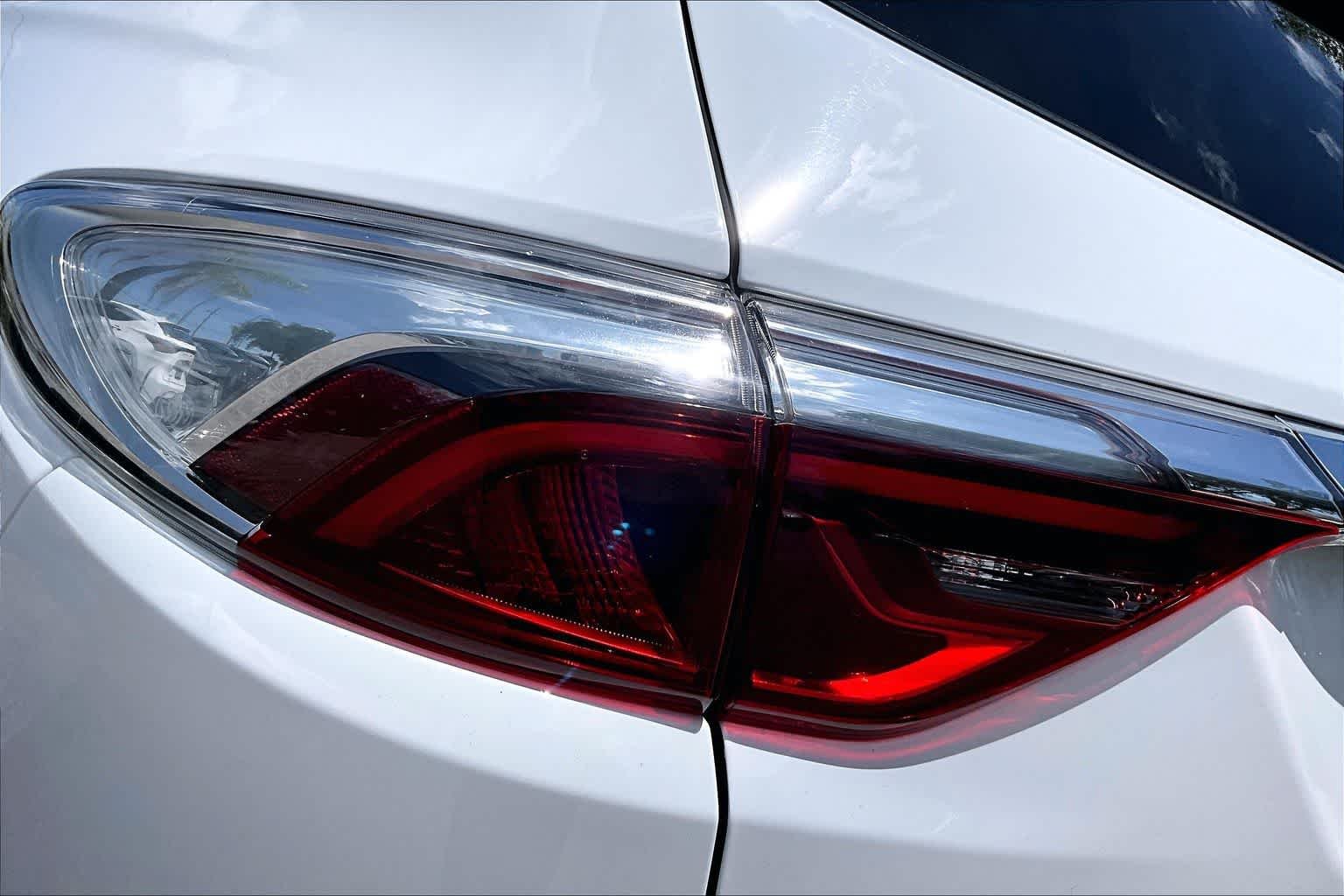 Used 2023 Summit White Buick Essence image 29