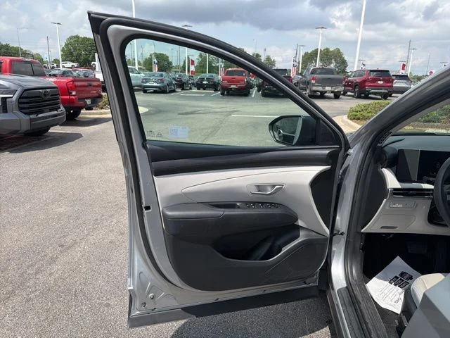 Used 2025 Silver Hyundai SEL image 27